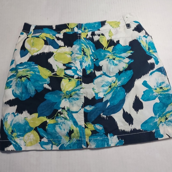 St John's Bay Floral Design Multicolor Skort Size 8 - Picture 3 of 8